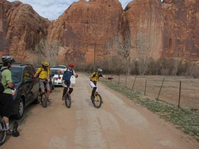 Sunday: The Foss / Hoovers starting their ride