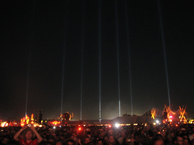 img_7513.jpg: Crowd and searchlights