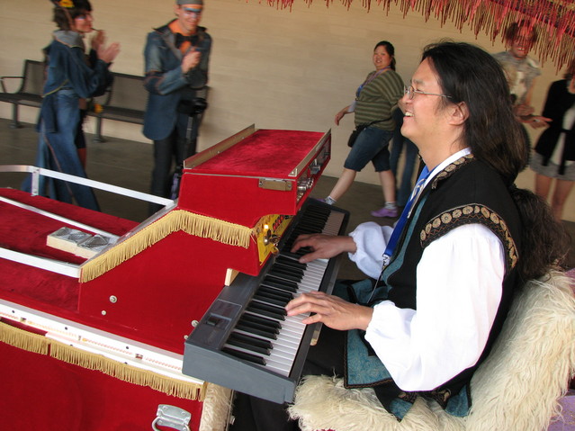 img_7694.jpg: Moveable piano entertainment